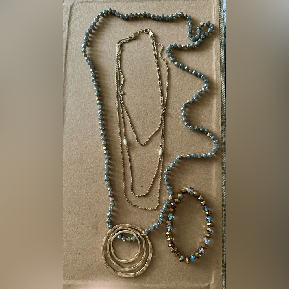 Beaded and gold necklace set with bracelet